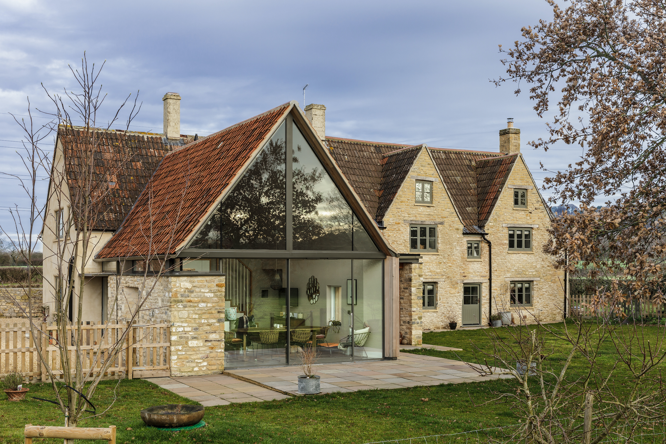 Farmhouse extension in coursed rubble — photo 2